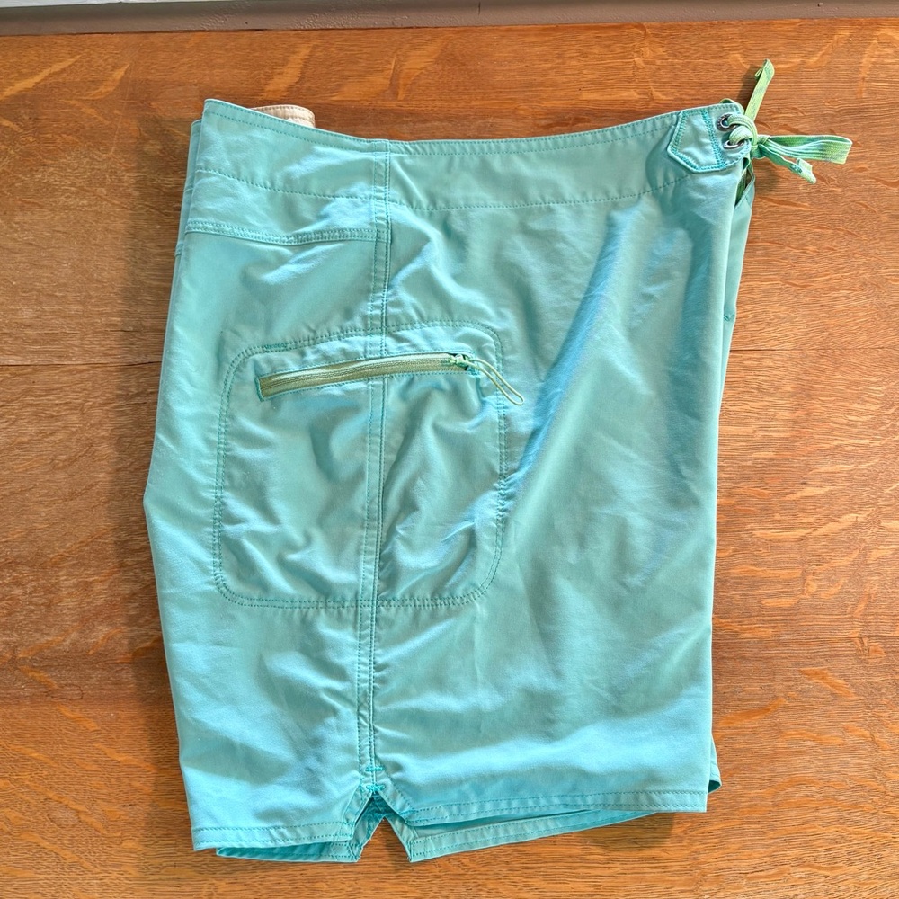 Patagonia Women’s Stretch Hydropeak Boardshorts 8”, Size 10 - Picture 3 of 5